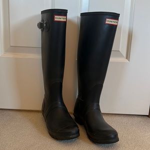 Tall matt black Hunter rain boots!